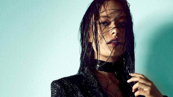 Olivia Wilde Looking Front In Black Coat And Wet Hairs